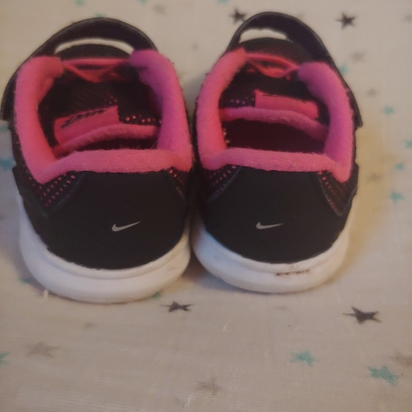 Nikes size 5c - Picture 2 of 5